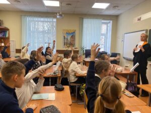 Подробнее о статье 🩰 🎭Всемирный день балета! 🩰 🎭Балет — популярный классический танец, возникший во Франции, но быстро распространившийся по всему миру и завоевавший любовь миллионов. Каждый выход танцоров на сцену — результат изнурительной многочасовой работы и неимоверных усилий. Неудивительно, что у этого вида искусства есть собственный праздник — Всемирный день балета.