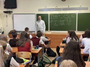 Подробнее о статье В рамках профилактики здорового образа жизни состоялась встреча семиклассников с волонтером благотворительного фонда «Защити детей от наркотиков» Самуйловым Дмитрием Валерьевичем.