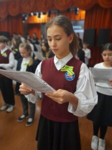 Подробнее о статье 🙏АКЦИЯ ПАМЯТИ «ЖИВЫЕ ГОЛОСА — В ПАМЯТЬ ОБ УМОЛКНУВШИХ» 🙏Сегодня, 27 января, в День 81 -ой годовщины полного освобождения Ленинграда от фашистской блокады, в ГБОУ школа №328 прошла Региональная Акция Памяти «Живые голоса — в Память об умолкнувших». В акции приняли участие 98 обучающихся 5 -11 классов, актив » Движения Первых» совместно с куратором первичного отделения » Движения Первых» нашей школы Кравчик Е.А.