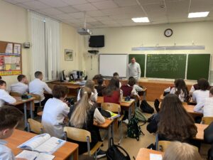 Подробнее о статье В рамках профилактики здорового образа жизни состоялась встреча семиклассников с волонтером благотворительного фонда «Защити детей от наркотиков» Самуйловым Дмитрием Валерьевичем.